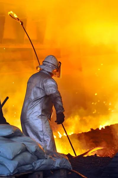 Pracownik z gorąco stali — Zdjęcie stockowe