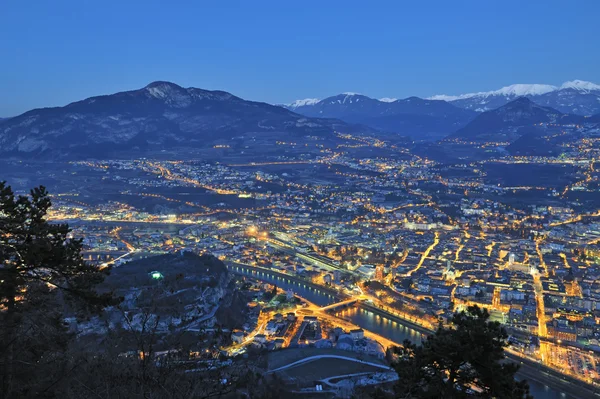 Oversigt over Trento i nat tid - Stock-foto