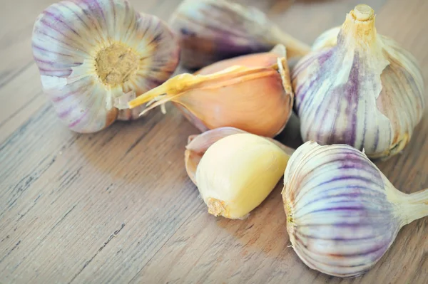 Garlics op oud hout — Stockfoto