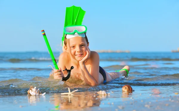Ragazzo sulla spiaggia con snorkles — Foto Stock