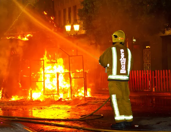 Brandweerman blussen van de brand — Stockfoto