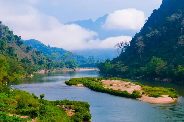 Nong khiaw řeka, severním Laosu — Stock fotografie