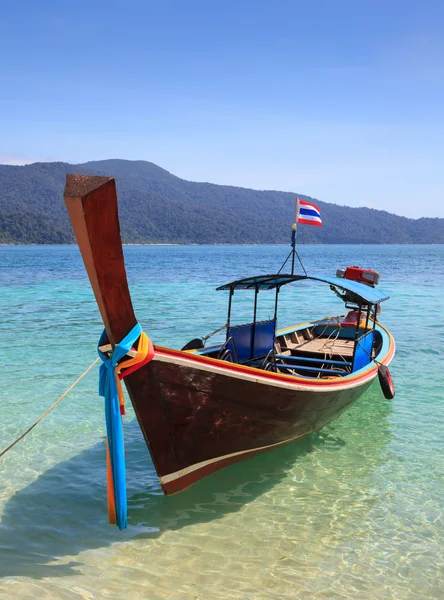 Barco de cauda longa sentar na praia, ilha de Rawi, Tailândia — Fotografia de Stock