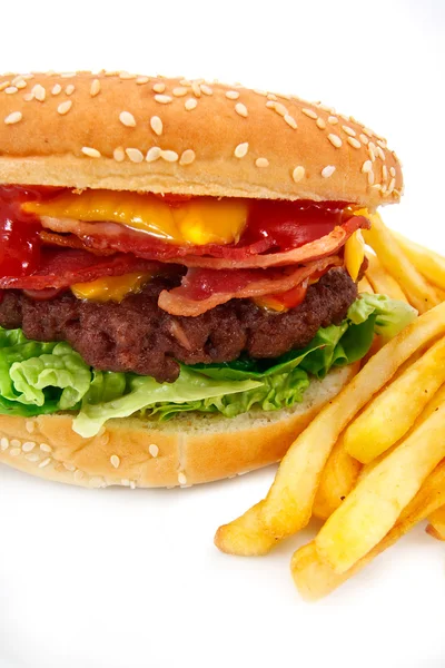 Slanina sýr hamburger a hranolky — Stock fotografie
