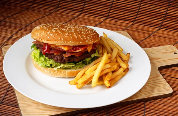 Handgemachter Cheeseburger mit Speck — Stockfoto
