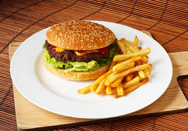 Handgemachter Gourmet-Cheeseburger — Stockfoto