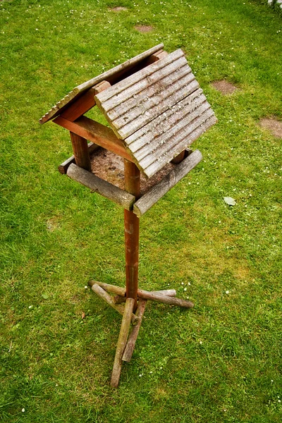 Mesa de alimentación de aves en jardín — Foto de Stock