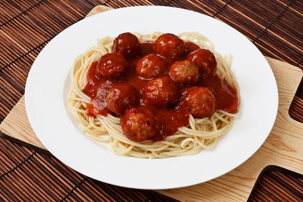 Тарілка спагеті і фрикадельки — стокове фото