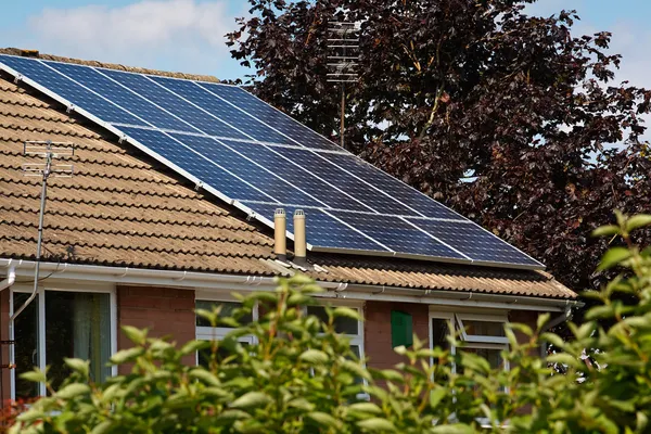 Fotovoltaïsche zonnepanelen op een dak in leisteen — Stockfoto