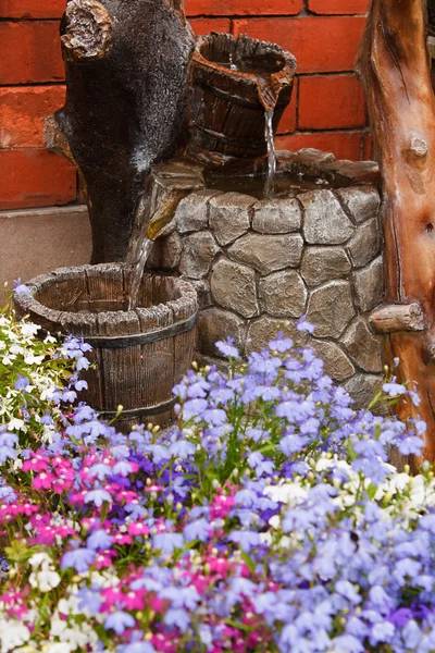 Декоративная вода в саду — стоковое фото