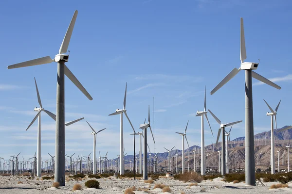 Áramfejlesztő turbinák / szélmalmok — Stock Fotó