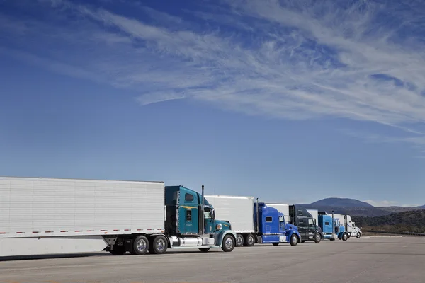 Los camiones están estacionando en el área de descanso — Foto de Stock
