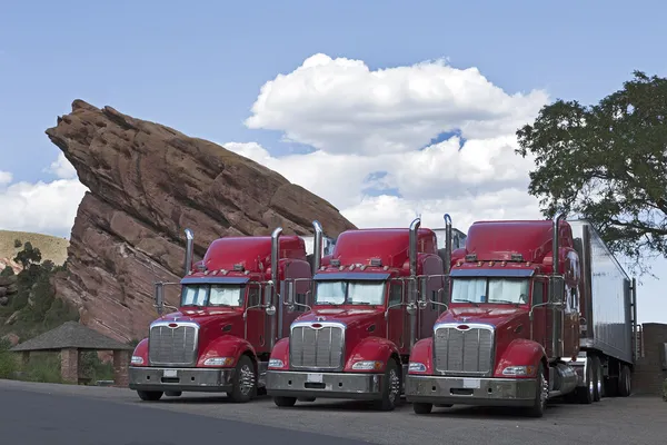 Semi-caminhões estacionados juntos — Fotografia de Stock
