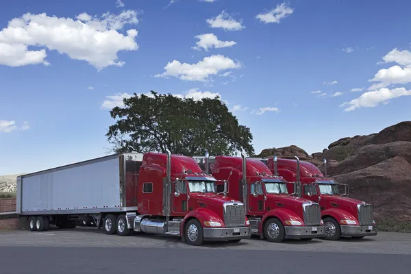 Návěs nákladní automobily zaparkované dohromady — Stock fotografie