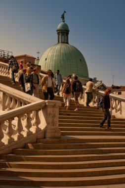 Venezia turist merdivenlerin Kilisesi.