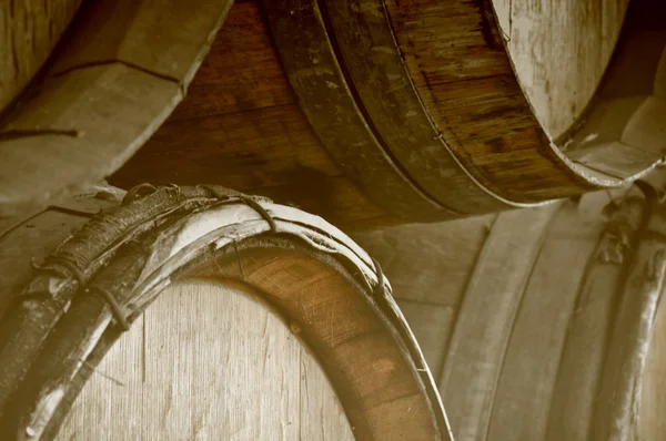 ビンテージ ワインを保存する暗いワイン樽 — ストック写真