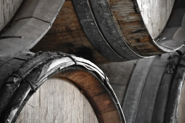 Barricas de vino oscuro para almacenar vino de época —  Fotos de Stock