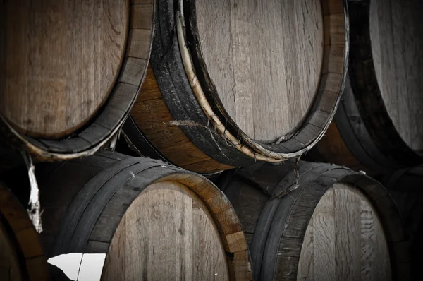 Barris de vinho escuro para armazenar vinho vintage — Fotografia de Stock