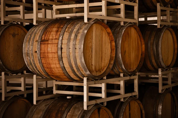 セラーのワイン樽 — ストック写真
