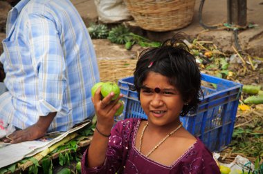 vendedor ambulante en la india vendiendo fruta