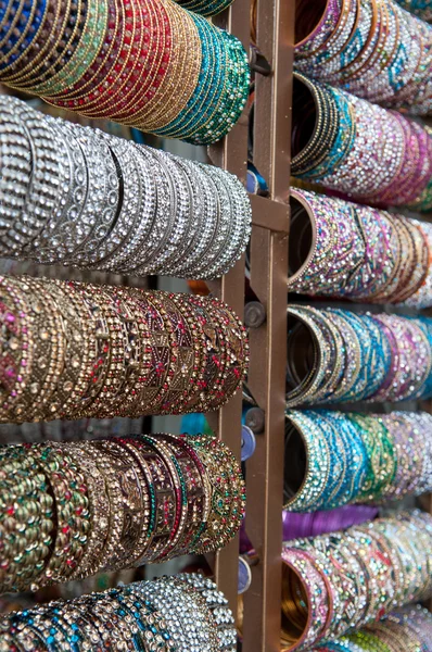 Индийские браслеты для продажи — стоковое фото