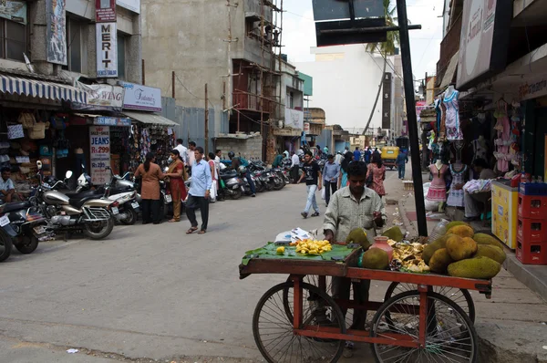 Vendedor indiano vendendo frutas — Fotografia de Stock