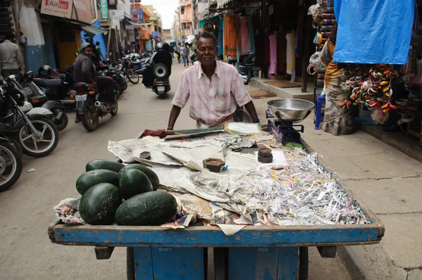 Vendedor vendendo melancias na Índia — Fotografia de Stock