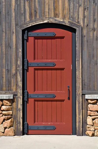 Porte en bois rouge sur le mur de la maison — Photo