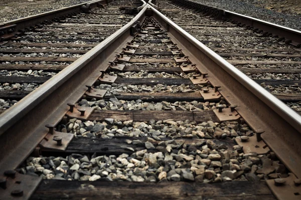 Gamla rustika järnväg spår uppdelningen körfält — Stockfoto