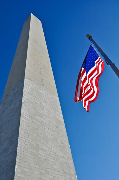 ワシントン記念塔とアメリカの国旗 — ストック写真