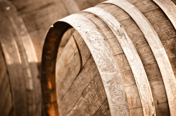Beczki wina w piwnicy — Zdjęcie stockowe