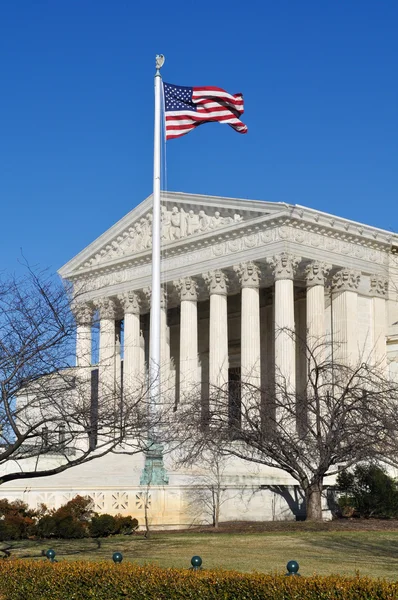 Oss högsta domstol byggnad med USA flagga — Stockfoto
