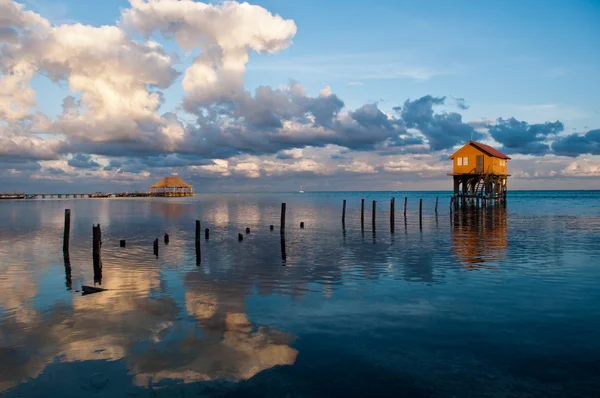 Ambergris caye Belize okyanus üzerinde Anasayfa — Stok fotoğraf