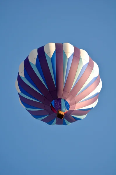 Paarse en witte hete luchtballon — Stockfoto