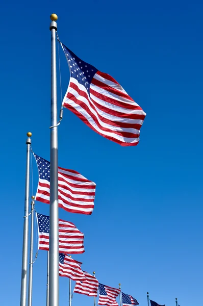 Amerikaanse vlag wapperend in de wind — Stockfoto