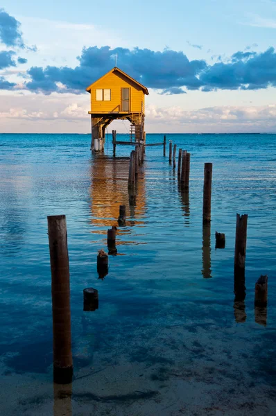 Dom nad brzegiem oceanu na ambergris caye belize — Zdjęcie stockowe