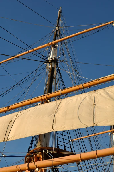 Masten på ett piratskepp som kvittning mot havet — Stockfoto