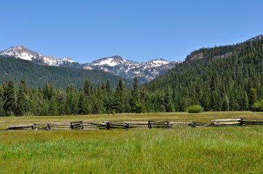 Lassen National Volcanic Park clipart