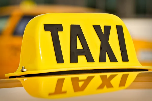 Żółte i czarne taksówki kabiny samochodu znak — Zdjęcie stockowe