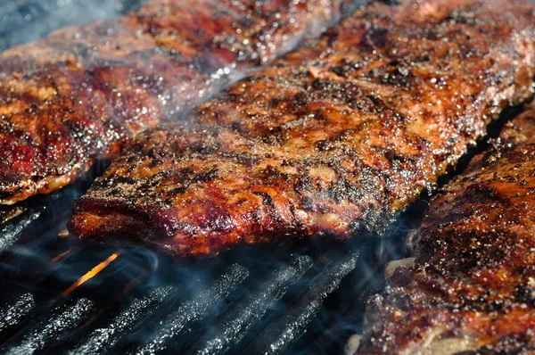 BBQ ribben op grill — Stockfoto