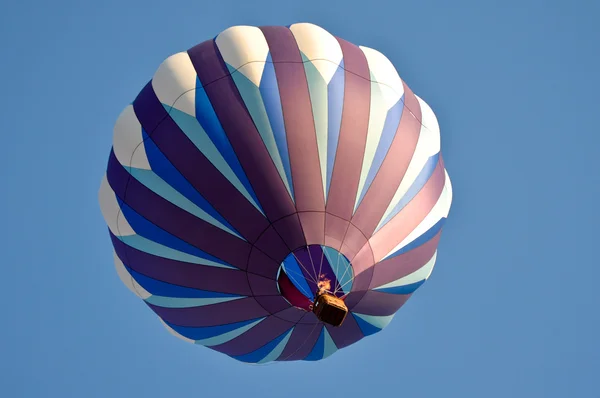 Ballon à air chaud violet — Photo