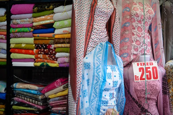 Tecidos indianos e vestidos para venda — Fotografia de Stock