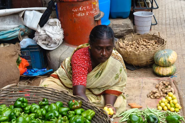 Mulher indiana vender produtos no mercado — Fotografia de Stock