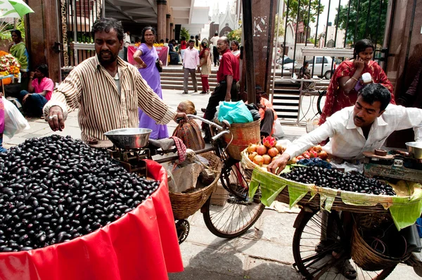Homens vendendo frutas em Bangalore — Fotografia de Stock