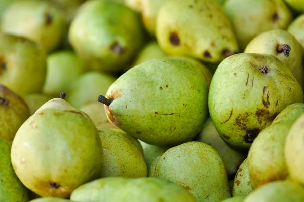農産物市場で緑の梨 — ストック写真