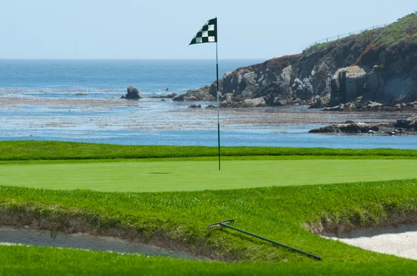 Поле для гольфа на берегу океана — стоковое фото