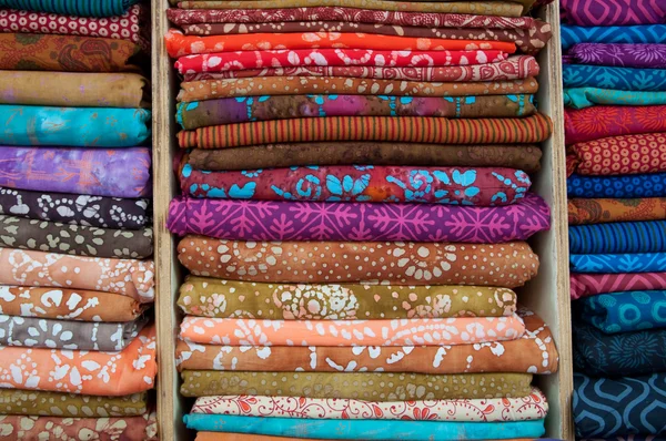 Индийские ткани для продажи — стоковое фото