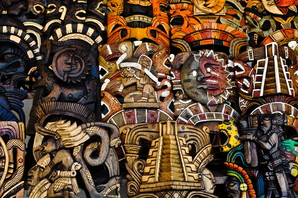 Holzmasken der Maya zum Verkauf — Stockfoto