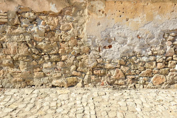 Stary kamienny mur i drogi ulicy — Zdjęcie stockowe