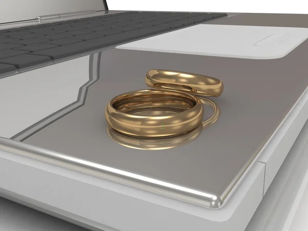 便携式计算机上的两个结婚戒指。 — 图库照片